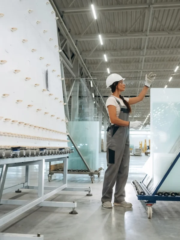 moving-bunch-of-glass-woman-is-in-the-window-maki-2025-10-13-22-33-00-utc